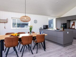 Stylish Lakeview Retreat-By Traum - Ansager - 1