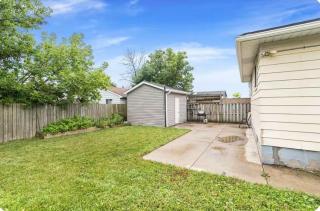 Quaint and Stylish UPPER level 3-bed bungalow in Hamilton, ON - 1