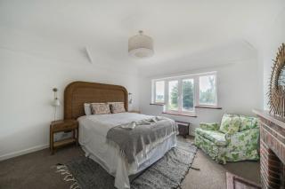 Cosy 3BR Home with Private Garden & Driveway - 1