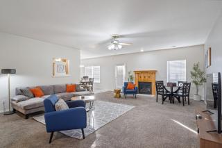 Spacious 6 bed Bentonville House, Sleeps 12, Smart TVs, Wi-Fi - 0