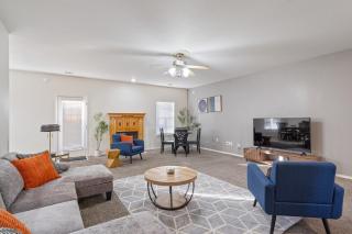 Spacious 6 bed Bentonville House, Sleeps 12, Smart TVs, Wi-Fi - 9