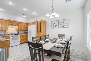 Spacious 6 bed Bentonville House, Sleeps 12, Smart TVs, Wi-Fi - 4