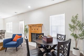 Spacious 6 bed Bentonville House, Sleeps 12, Smart TVs, Wi-Fi - 7