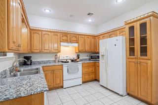 Spacious 6 bed Bentonville House, Sleeps 12, Smart TVs, Wi-Fi - 2