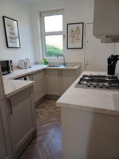 3BR Flat Near Maryhill Park and West End with Parking - 2