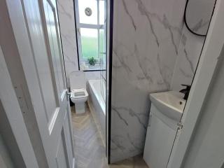 3BR Flat Near Maryhill Park and West End with Parking - 1