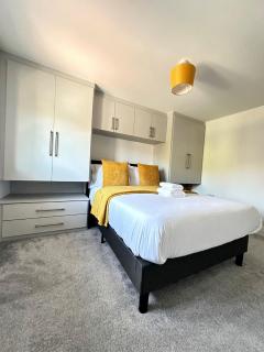 Modern 2 Bedroom First Floor Apartment, Free Parking, Woking - 2