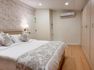 4 Bedroom Rustic Farmhouse Sleep 10 4 Mins walk to MRT - 6