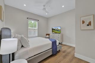 The Grove D with Hot Tub & King Beds - Walk to Main - 3