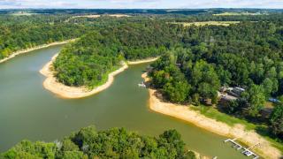 Serene Lakefront Getaway for the Whole Family - 6