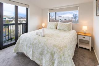 Modern Bright 2BR With Balcony & Hagley Park Outlook - 1