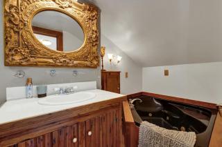 West Suite in Gillespie House -Steps to Main Street! - 9