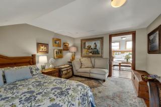 West Suite in Gillespie House -Steps to Main Street! - 6