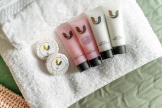 Modern Downtown Studio with Balcony & Parking - 2