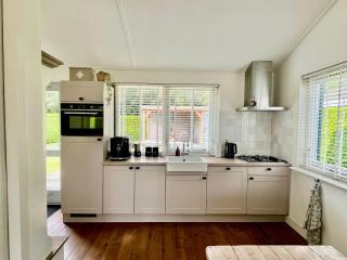 Knusse bungalow met omheinde tuin met veranda - 8