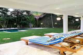 Canggu Nightlife, Walk to BEST Coffee Shops! Beach 5min, Large Pool Villa Umalas, Tropical Garden - 1