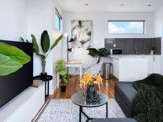 Brunswick Living Spacious 2B2B with Parking - Melbourne - 0