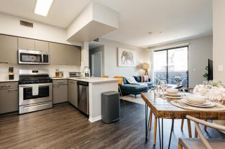 Stylish paradise 2bed apt NOHO with pool view and FREE parking - 7