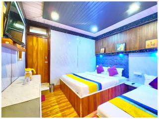 Hotel FTZ Near Mall Road & Lake View Hotel - Attached Balcony - Free Parking & Wi-fi Restaurant Facilities - Best Lake View Hotel - Nainital - 3