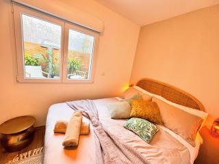 Maison Langevin 2-Bedroom House with Cozy Garden & Patio - 4