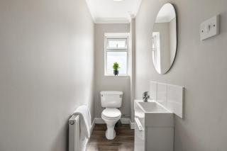 Large House New Haven - East Sussex - Sleeps up to 10 guest - Parking - WiFi - Garden - Contractors - Families - Discounts for Long Term Bookings! - 1