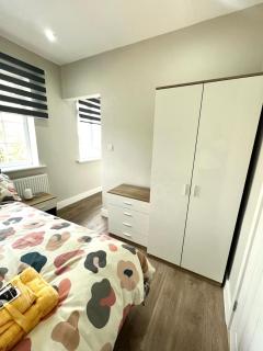 Stunning Large House in Erith DA8 - 5 Bedrooms - Sleeps 9 People - Business - Contractors - Families - Discounts - 8