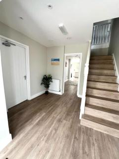 Stunning Large House in Erith DA8 - 5 Bedrooms - Sleeps 9 People - Business - Contractors - Families - Discounts - 5