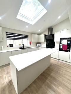 Stunning Large House in Erith DA8 - 5 Bedrooms - Sleeps 9 People - Business - Contractors - Families - Discounts - 2