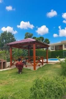 Modern 2BR Apartment 3 Min from Airport with Free Parking - 5