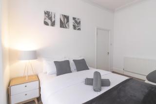 Charming 3 Bed House with Garden - 2