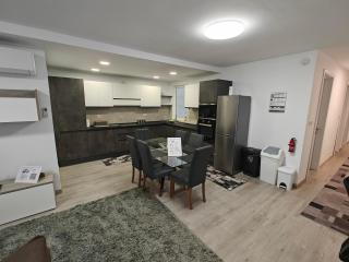 Modern Apartment with Large Outdoor Area - Sleeps 7, Close to Malta International Airport - 8