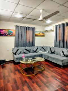 Modern 2BR Apartment with AC, Terrace & Kitchen, Clifton Karachi - 4