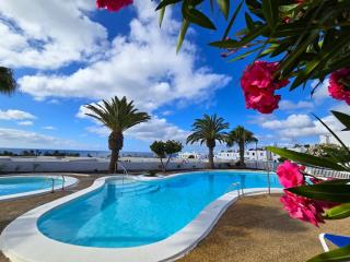 Atalaya Complex central Puerto del Carmen, large open terrace with loungers - 9
