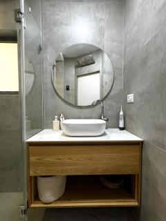 Luxury City Retreat 5 min from the Beach - 5