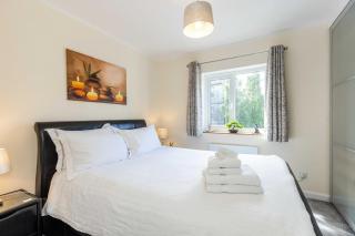 Modern 2 Bed Apartment Near City Centre with Free Parking - 0