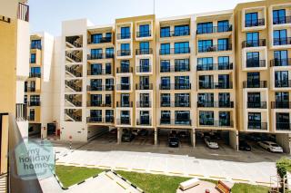 Beachside 1BR Apt Pool, Balcony & Free Parking - 3