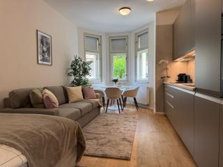 Luxury Apartment with Garden & Terrace - 9