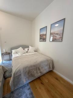 Luxury Apartment with Garden & Terrace - 3