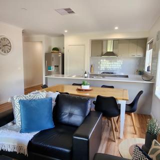 Lbarza Stylish New 4 BR Home with room to play - 8