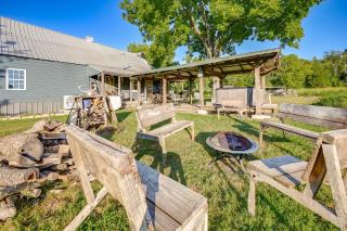 Hot Tub and Creek Views Secluded Perryville Cabin - Perryville - 8