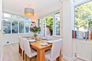 Lovely 3-Bed House with Spacious Garden in Oxshott - 3