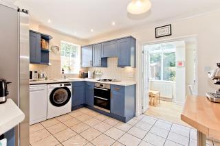 Lovely 3-Bed House with Spacious Garden in Oxshott - 4