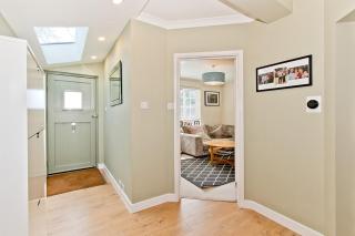 Lovely 3-Bed House with Spacious Garden in Oxshott - Oxshott - 8