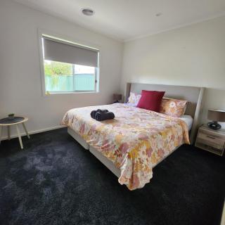 Lbarza Stylish New 4 BR Home with room to play - 3