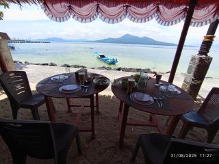 Three Ken Homestay & Cafe - Manado - 4