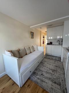 Sela House - Luton Airport - 8