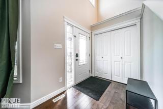 5BD Jungle Oasis - HotTub - BBQ - King Bed - Games - Garage - Edmonton - 3