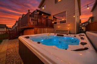 5BD Jungle Oasis - HotTub - BBQ - King Bed - Games - Garage - 0