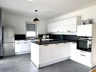 Gehobenes Wohnen mit Balkon, Parkplatz und keine 10 Minuten in die City - Stegaurach - 6