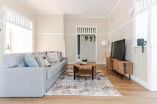 A5Q Abnb-Style 3BR House with Balcony & 2 Free Parking Nr Portside Wharf - 1